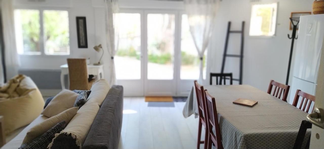Les Mondes - Appartement Bas De Maison 앙수에-라-레돈느 외부 사진