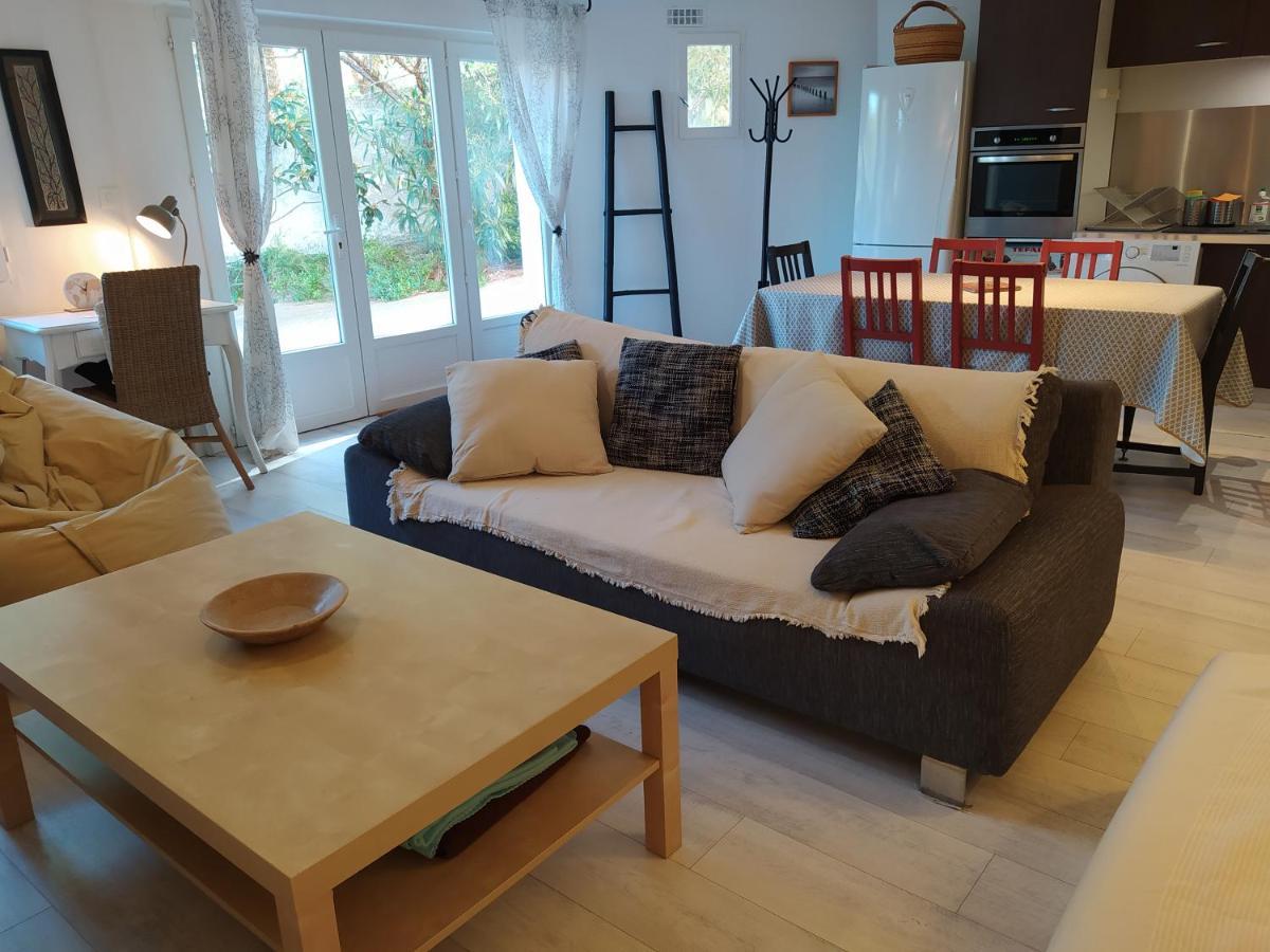 Les Mondes - Appartement Bas De Maison 앙수에-라-레돈느 외부 사진